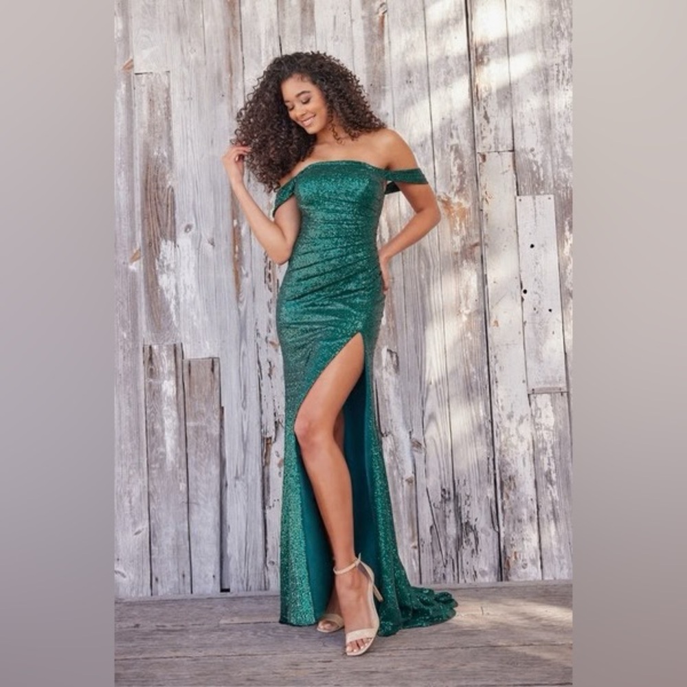 LA PATEAU Off the Shoulder Long Sequin Prom Dress 
Emerald Green. XL 
Slit